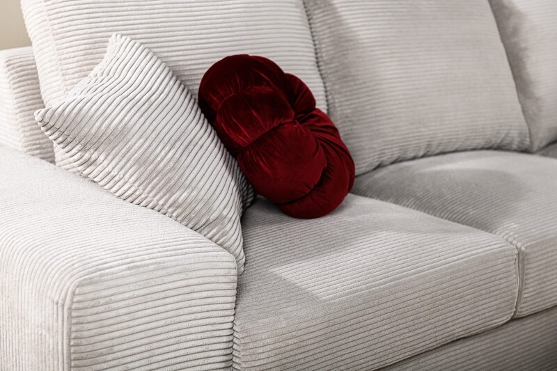 Komfortables Loungesofa Imola aus geripptem beigem Stoff.