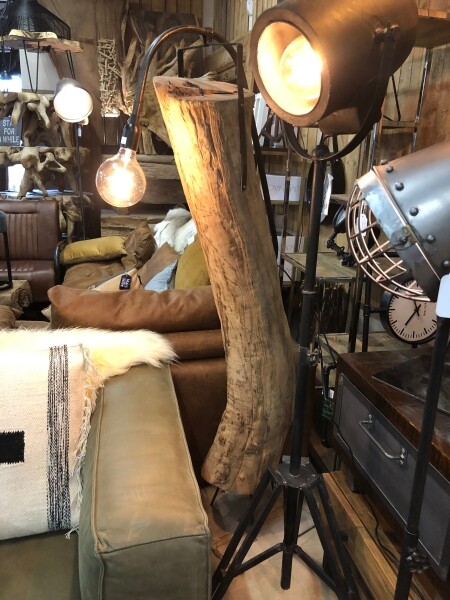 Einzigartige Stehlampe Baumstamm mit Metall