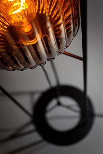 Moderne Stehleuchte Glamm mit Glasschirm.
