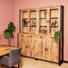 Industrielle Vitrineschrank Britt aus haltbarem Mangoholz.