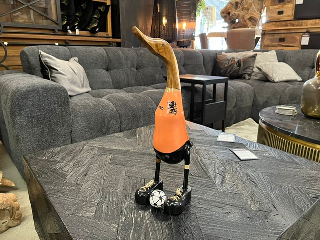 Niedliche Deko-Ente im orangefarbenen Outfit für die