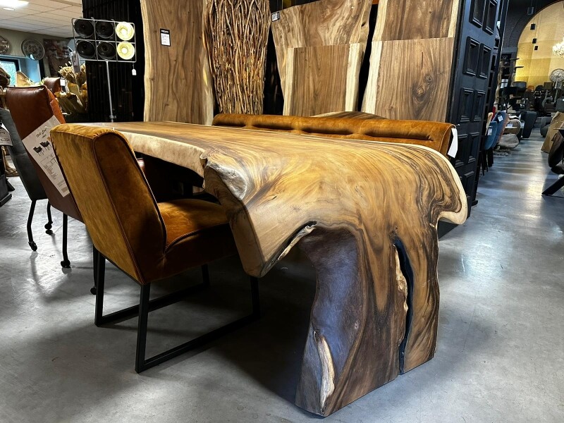 Einzigartiger Esszimmertisch ganz aus massivem Suarholz