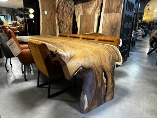 Einzigartiger Esszimmertisch ganz aus massivem Suarholz