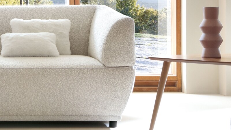 Modernes Sofa Baloo mit weichem Stoff und abgerundeten Formen.