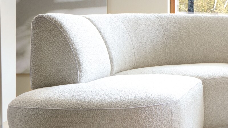 Modernes Sofa Baloo mit weichem Stoff und abgerundeten Formen.