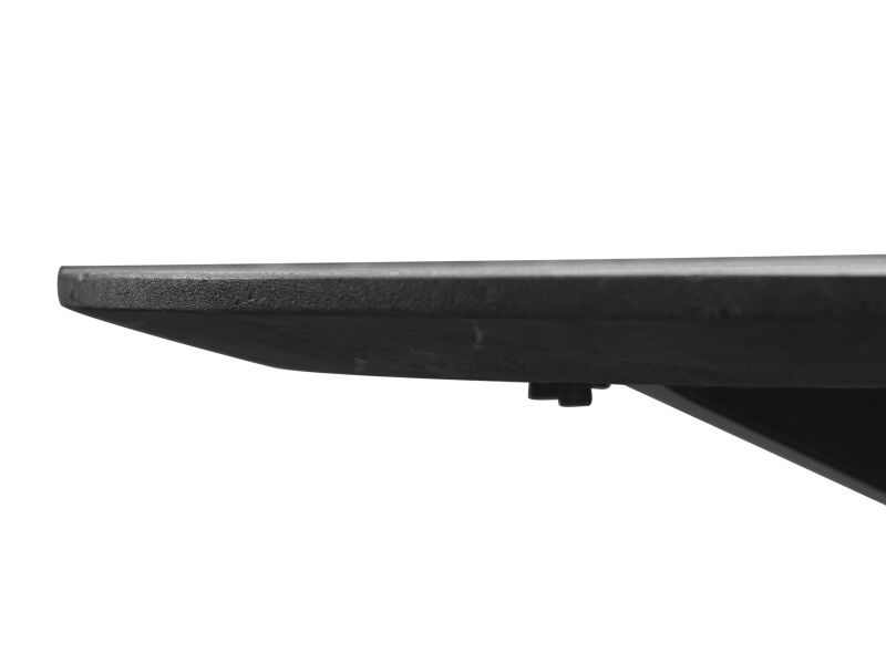 Esszimmertisch aus ovalem Mangoholz mit schwarzem Finish und facettierter Kante aus Massivholz.