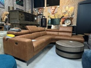 Modernes Sofa Hamburg in Cognac mit Relaxfunktion.