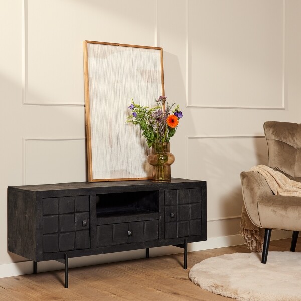 TV-Möbel Brandy Black aus Mangoholz mit eingeschnittenem Blockmuster.