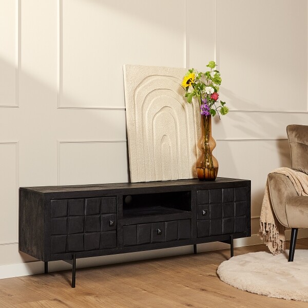 TV-Möbel Brandy Black aus Mangoholz mit eingeschnittenem Blockmuster.