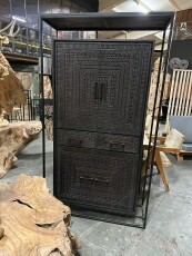 Intan-Wandschrank Black  mit einzigartiger Handschnitzerei 