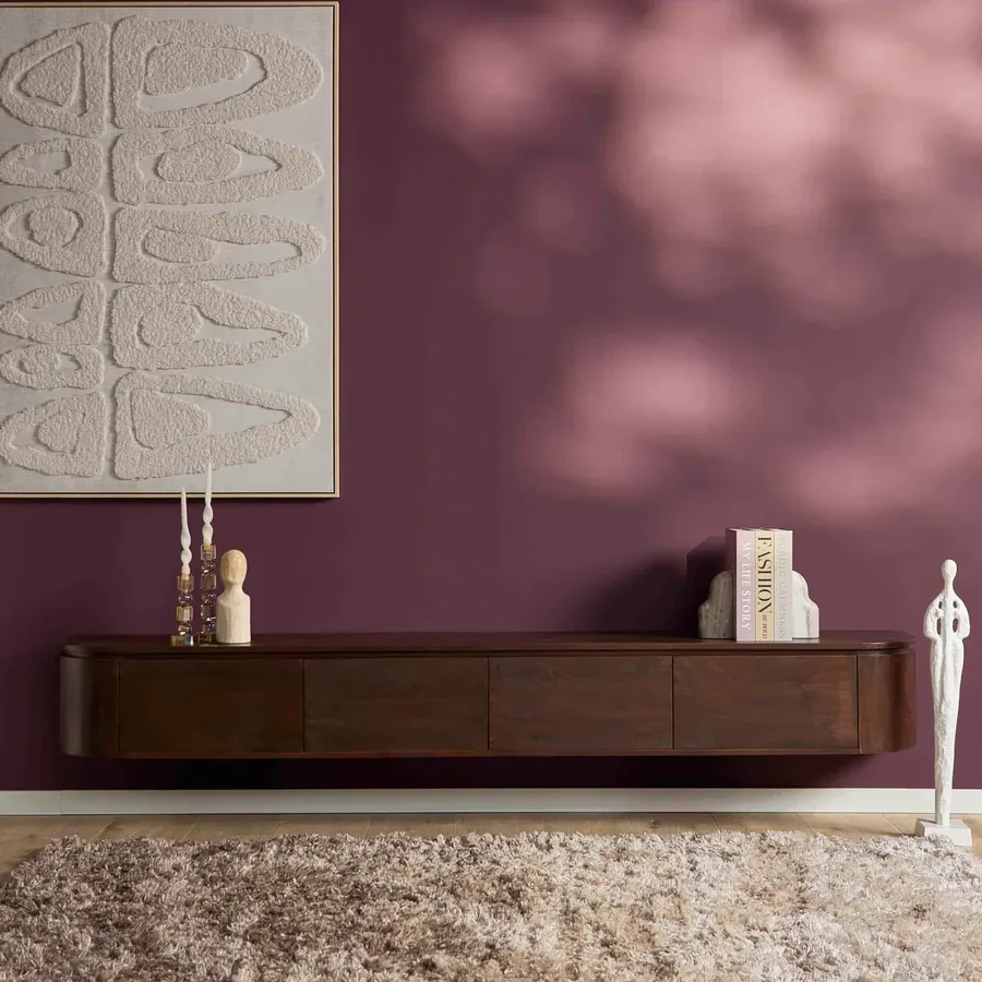 Hängendes TV-Möbel Excellent Brown 240 cm von Starfurn vor einer violetten Wand