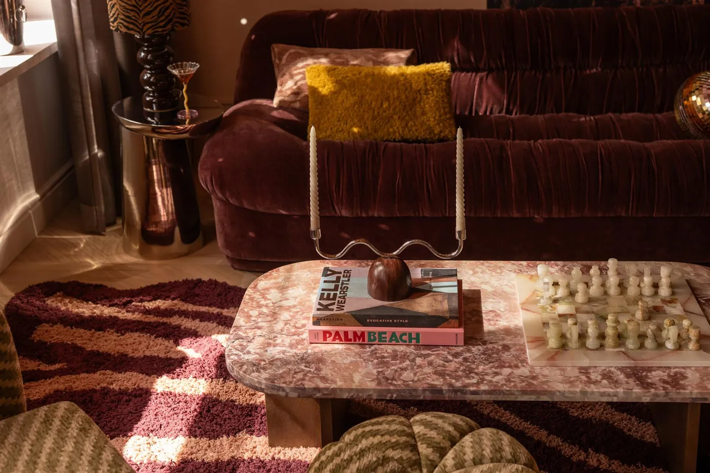 Velvet-Sofa Montaigne und rosa Marmor-Couchtisch Haussmann aus der Kollektion The Home Style Club x By-Boo