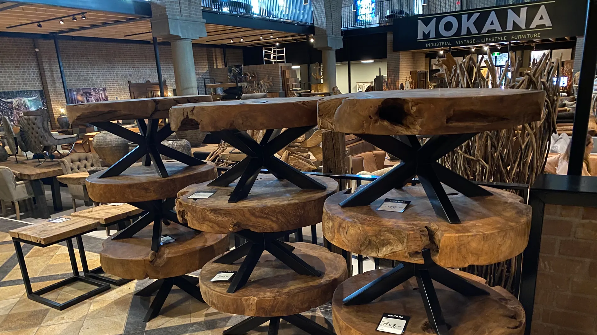 Mokana Möbelkirche in Enschede mit einzigartigen Massivholztischen und dem Mokana-Logo