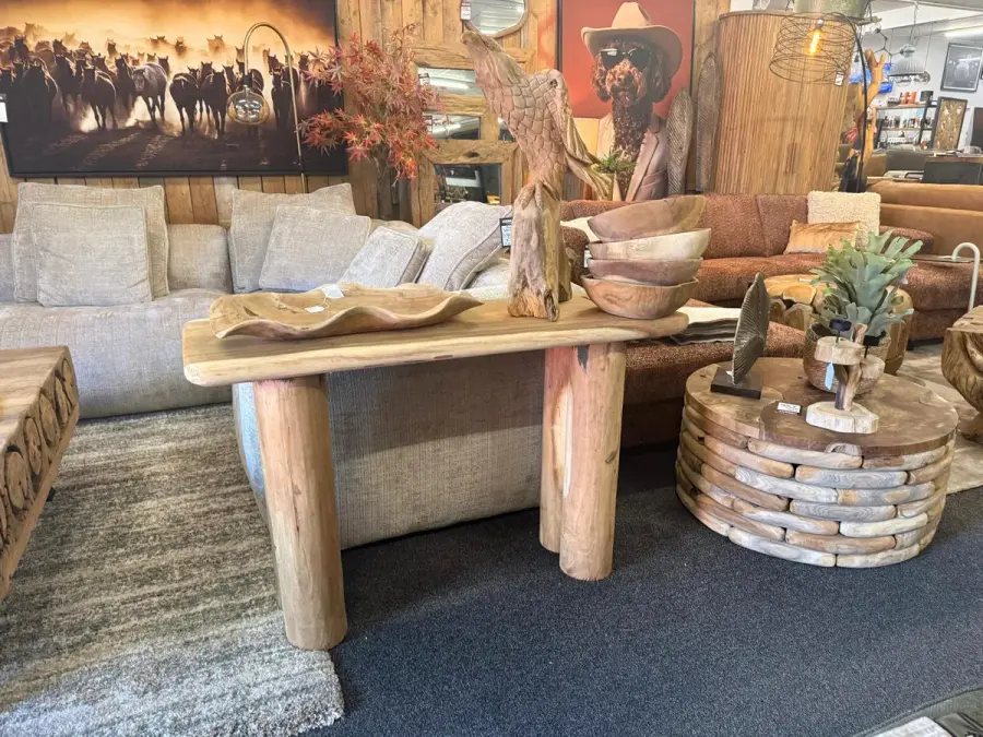 Massivholz Beistelltisch mit Teakschalen, Stoffecksofa und cognacfarbenes Ledersofa